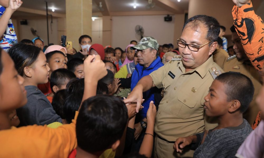 Danny Pomanto Bareng Indomaret Salurkan Bantuan ke Pengungsi Al Abrar Alauddin