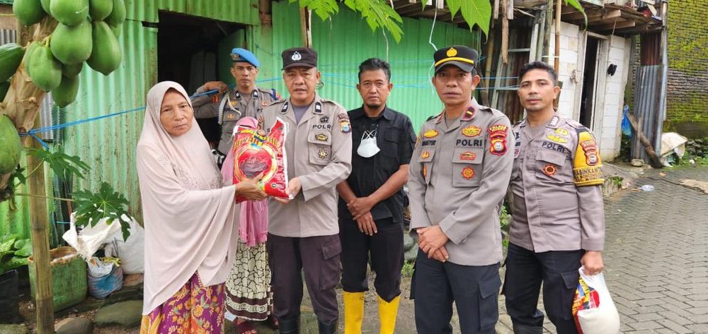 Polsek Moncongloe Salurkan Bantuan Korban Bencana Alam Lewat Program Mabarrakka Kapolres Maros