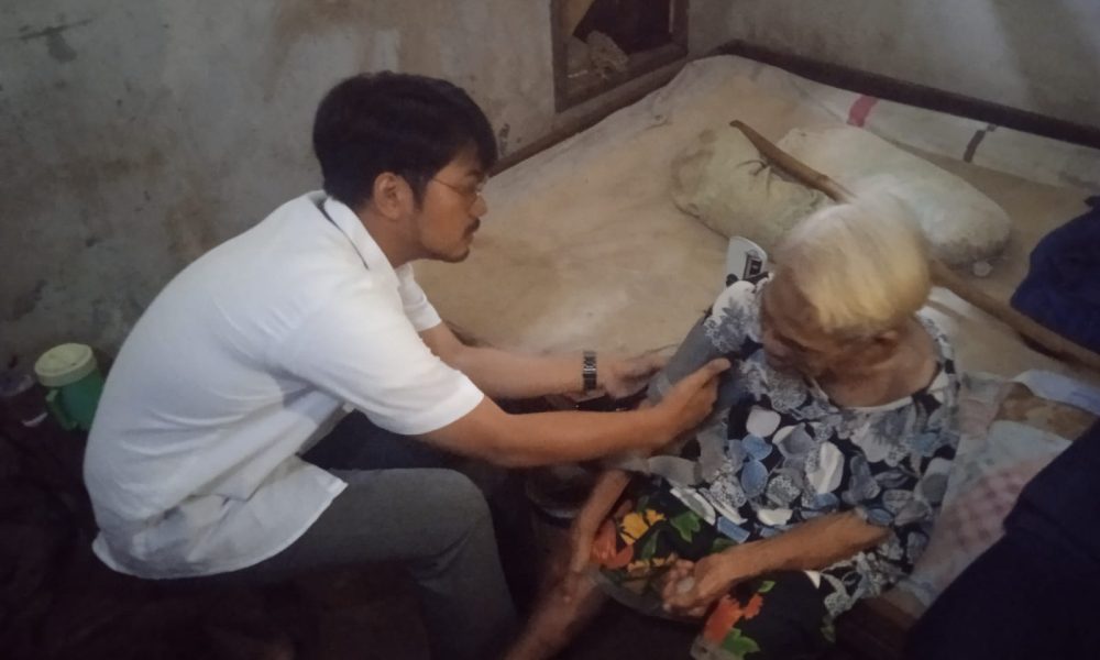 Peduli, Ketua FKKM dr. Udhin Malik Saputra Kunjungi Warga Lansia di Kelurahan Antang