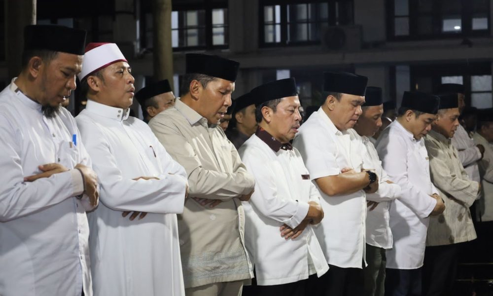 Salat Tarawih Bersama Jajaran Pegawai Pemkot Makassar, Danny Pomanto Ingatkan OPD Jaga Kekompakan