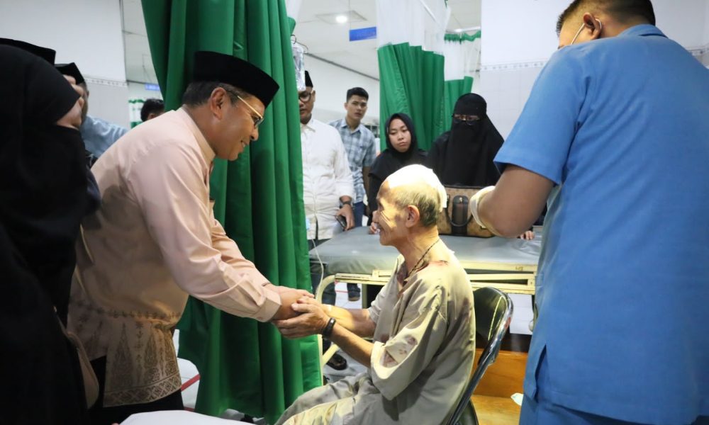 Danny Pomanto Jenguk Korban Tertimpa Reruntuhan Kubah Masjid Ittifaqul Jamaah