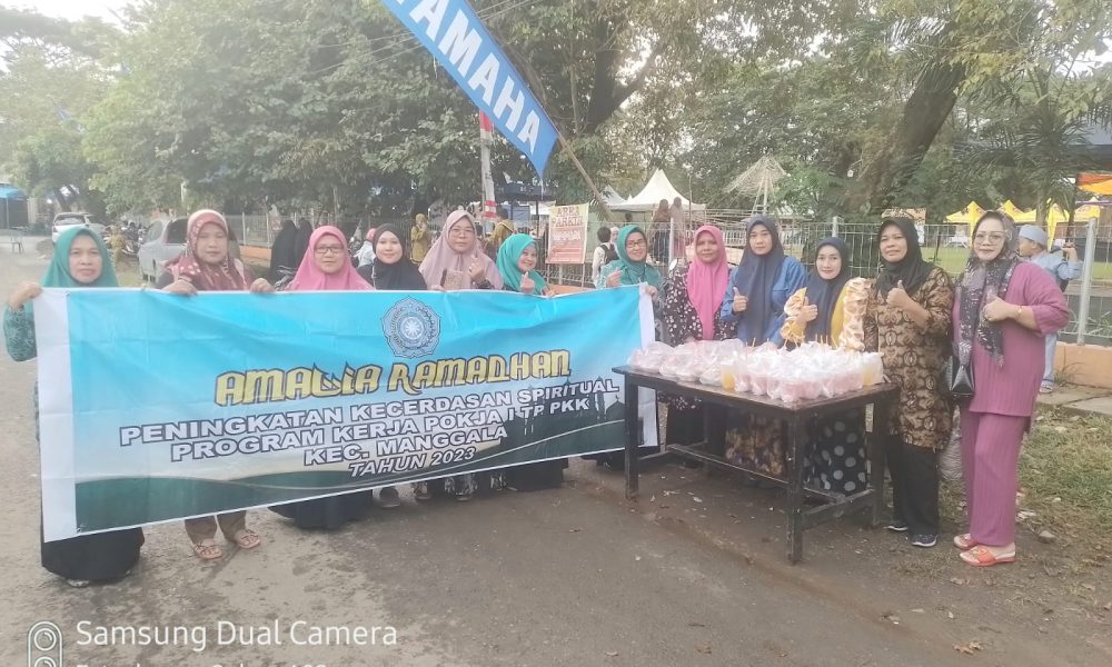 Amaliah Ramadhan TP PKK Kecamatan Manggala Berbagi Takjil dengan Warga