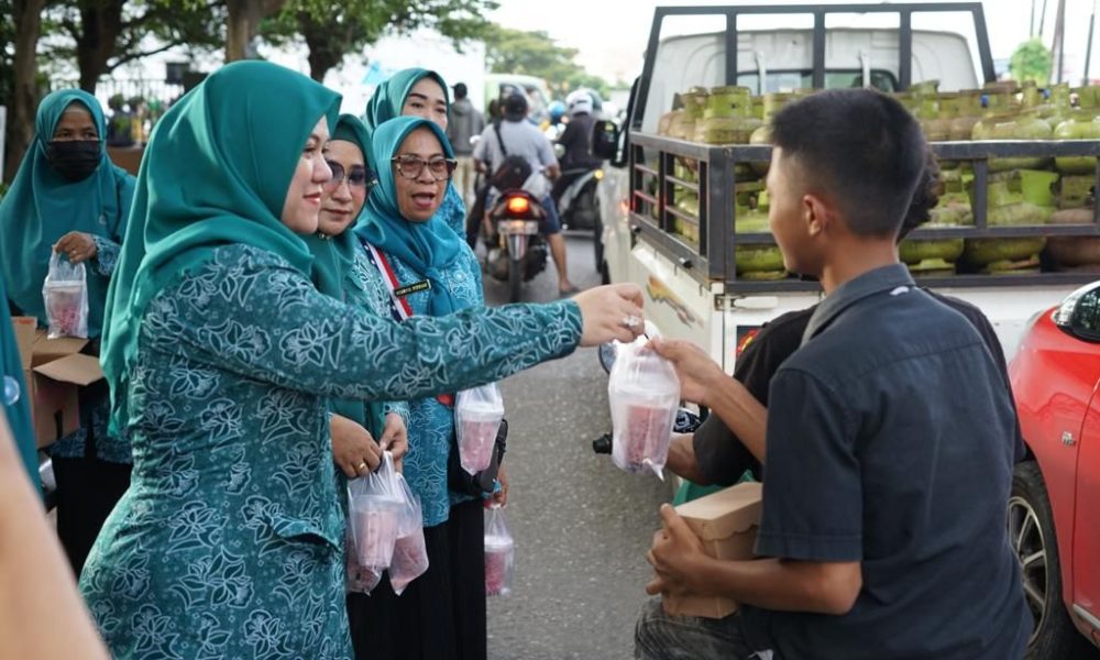 Ketua TP PKK Kecamatan Panakkukang Berbagi Takjil