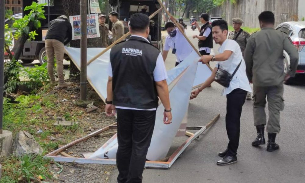 Hari Pertama Kerja Pasca Lebaran, Bapenda Makassar Tertibkan Reklame Di Ruas Jalan Protokol