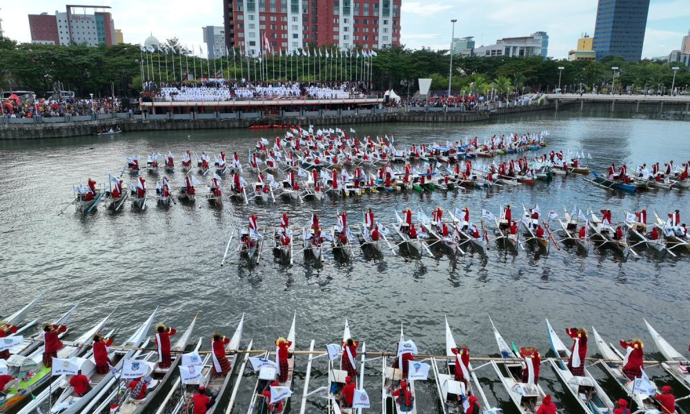 Puncak Hari OTDA ke-XXVII, 514 Bendera Kabupaten/Kota se-Indonesia Dikibarkan di Laut Losari