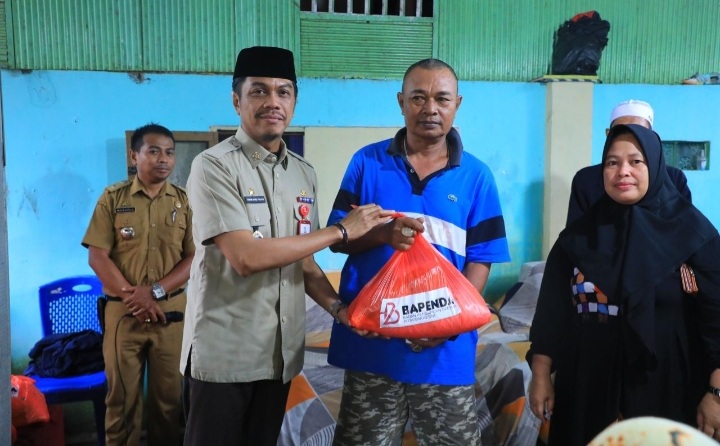Hari ke 20 Ramadhan 1444 H, Bapenda Makassar Berbagi Sembako di Beberapa Kelurahan di Makassar