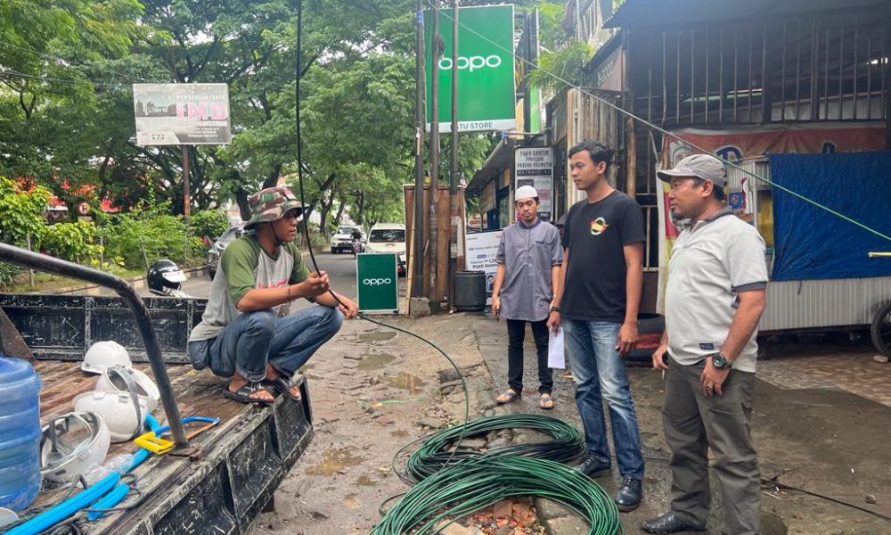 Gerak Cepat, Lurah Tamalanrea Tindaki Provider yang Ingin Pasang Kabel dan Tiang di Pinggir Jalan