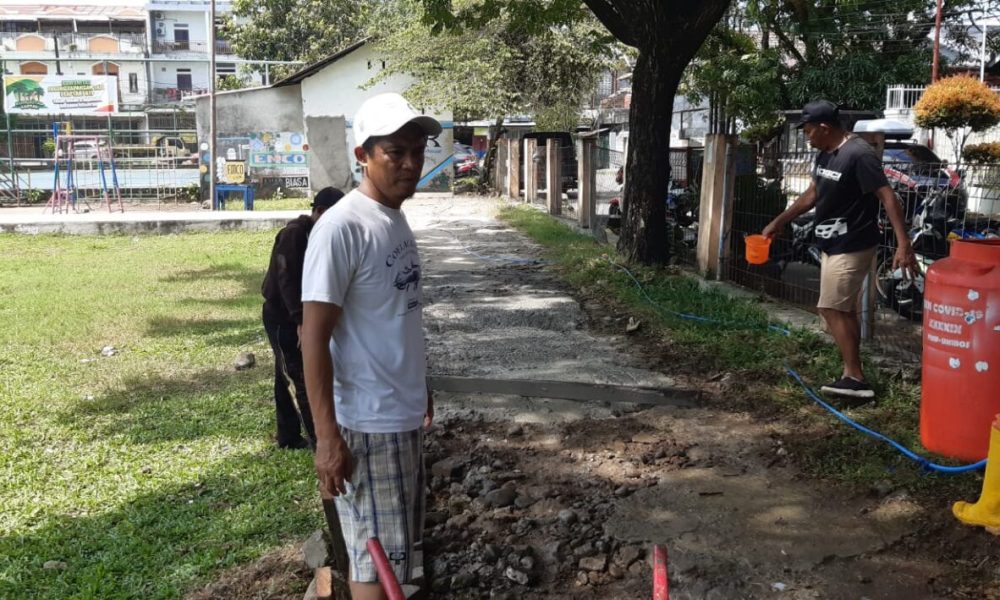 Bersama Warga, Tomas dan Laskar Pelangi, Lurah Buntusu Benahi Joging Track Lapangan Tala yang Rusak