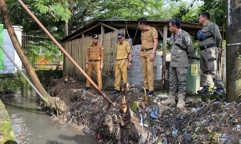 Camat dan Kasi Pengelolaan Kebersihan dan Pertamanakan Tamalanrea Pantau Drainase