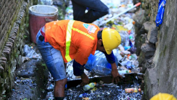 Satgas Kecamatan Makassar Bersihkan Tumpukan-Penyumbat Aliran Drainase