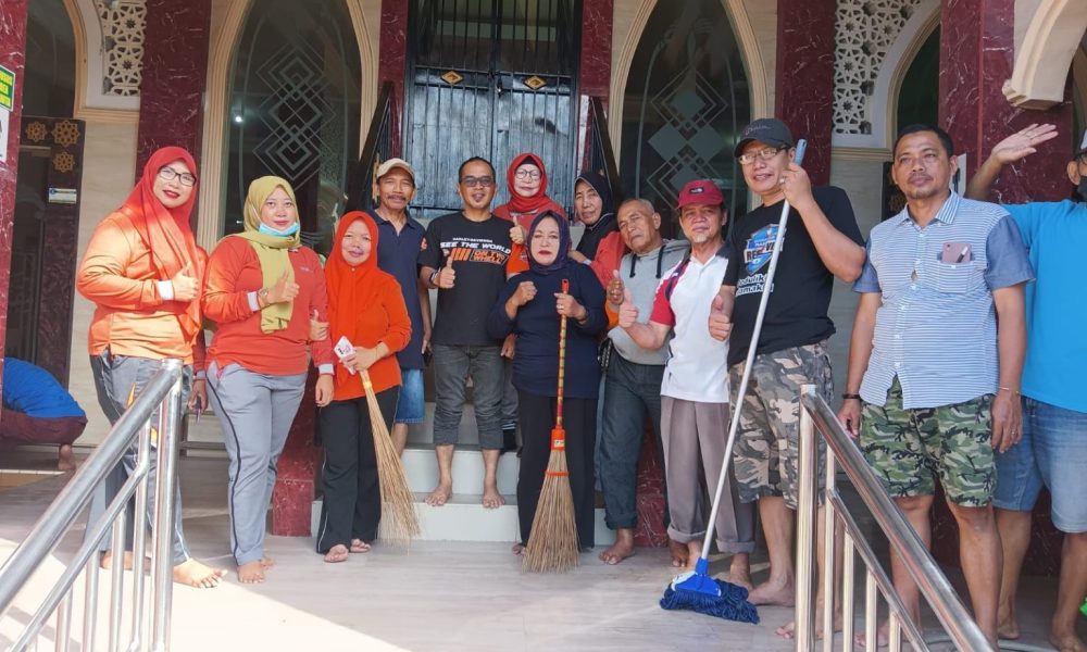Plt. Camat Makassar Harun Rani dan Pengurus Masjid Miftahul Falah Bersihkan Masjid Untuk Kesiapan Sholat Jumat