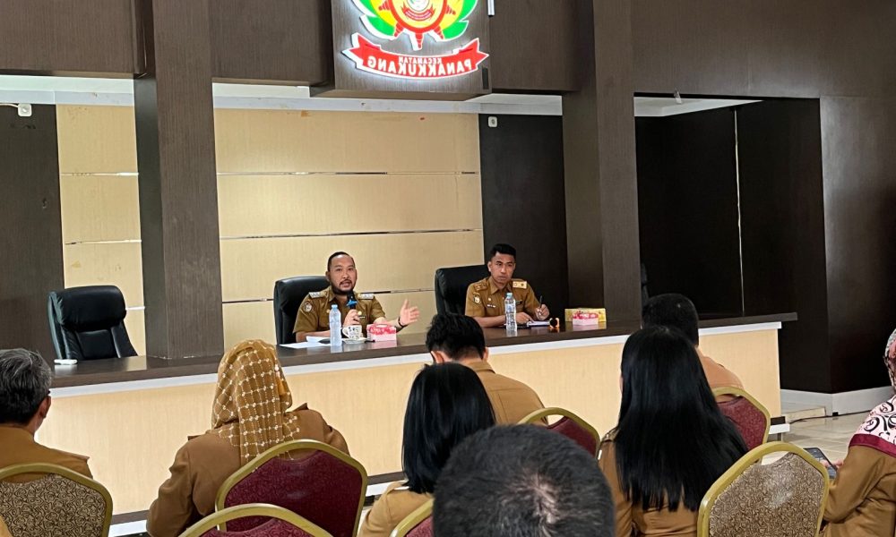 Gelar Rakor, Camat Panakkukang Bahas Mekanisme Tata Cara Pembayaran Retribusi Sampah Melalui QRIS