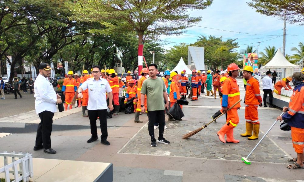 Dukung MNEK, Camat Panakkukang Pimpin Satgas Bersihkan Pantai Losari