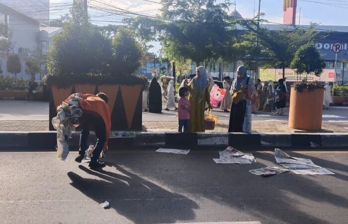 Sesuai Intruksi Camat Eang, Sampah Koran Bekas Sholat Idul Fitri Bersih Dalam Sekejap