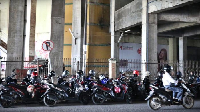 Dinas Perhubungan Makassar Tertibkan Kendaraan Parkir Gunakan Badan Jalan di Depan Mall Panakkukang