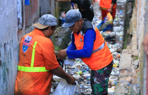 Harun Rani Pimpin Pembersihan Drainase di Veteran Selatan dan Jalan Sungai Walanae