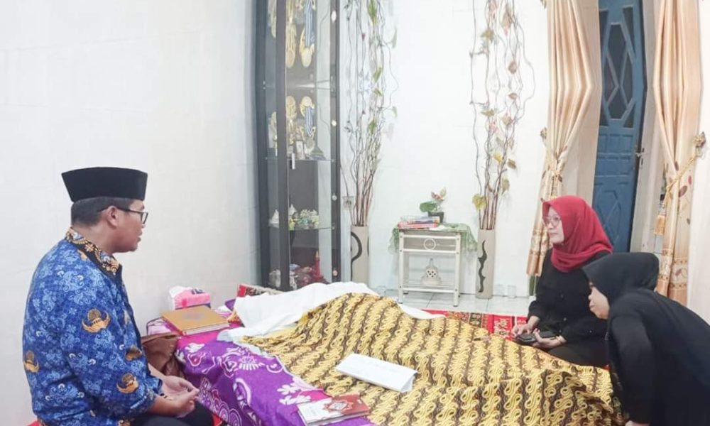 Camat Biringkanaya Melayat ke Rumah Duka Ibu dari Anggota DPRD Sulsel Risfayanyi Muin
