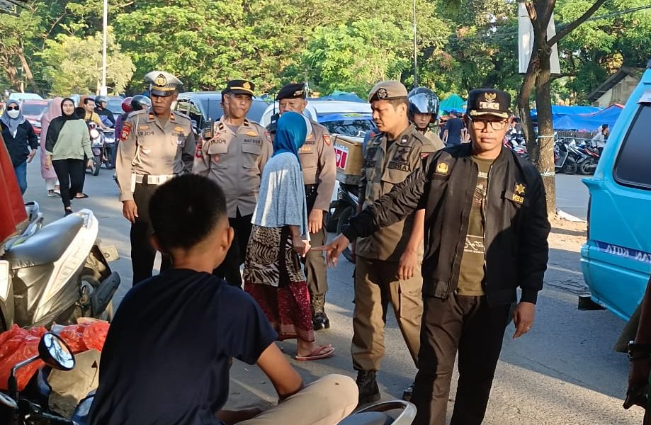 Cegah Kemacetan, Camat Biringkanaya Tertibkan PK5 Depan GOR Sudiang