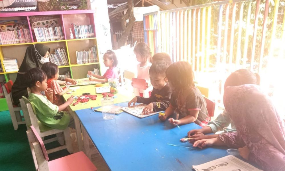Anak-anak di Biringkanaya Antusias Belajar di Taman Baca dan Perpustakaan Lestari, Lurah Laikang : Binaan Kami, Sudah Berlangsung Sejak Lama