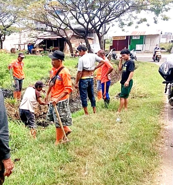 Cegah Banjir, Satgas Drainase Biringkanaya Lakukan Pengerukan Drainase di Jalan Paccerakkang