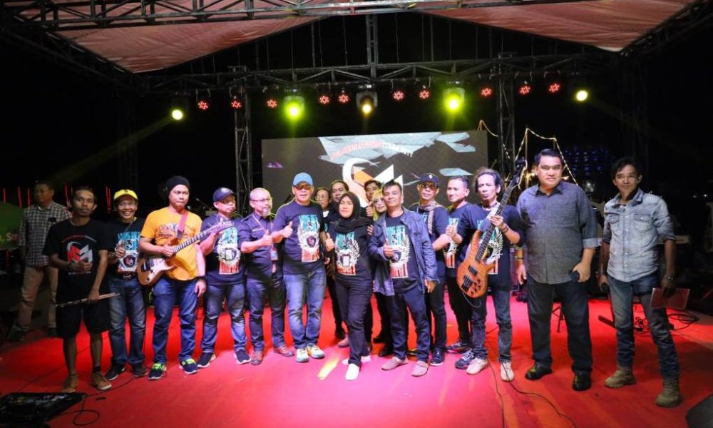 Nyanyikan Lagu Firman Kehilangan, Danny Pomanto Hibur Pengunjung Anjungan Pantai Losari