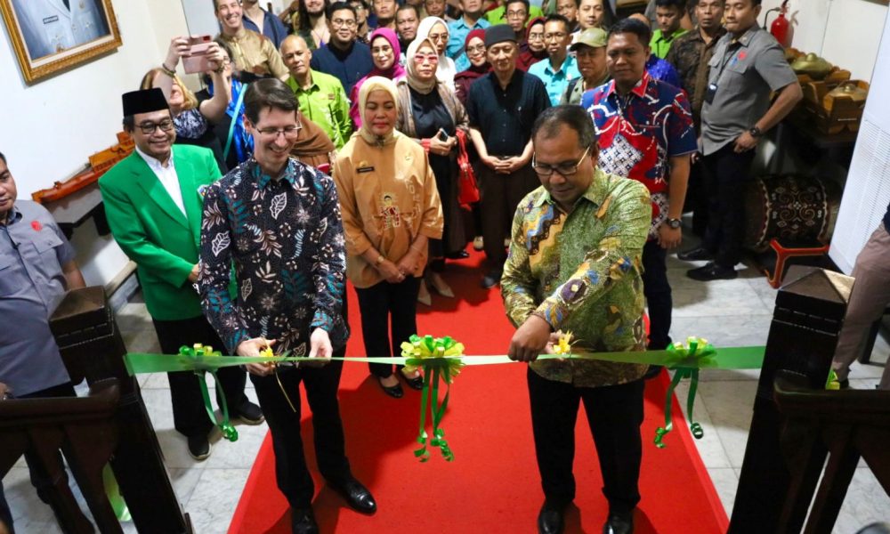 Pameran Walking Through A Songline Hadir di Makassar, Wali Kota Danny: Mimpi Suku Aborigin Australia