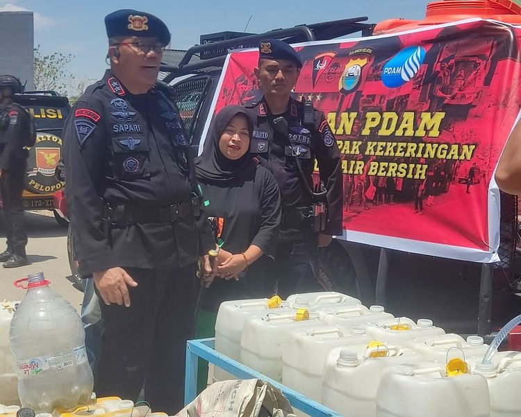 PDAM Makassar Kolaborasi Brimob Polda Sulsel Bantu Penyaluran Air Bersih ke Masyarakat