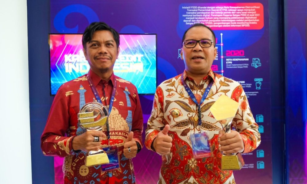 Kepala Bapenda Makassar Dampingi Wali Kota Makassar Terima Dua Penghargaan Nasional