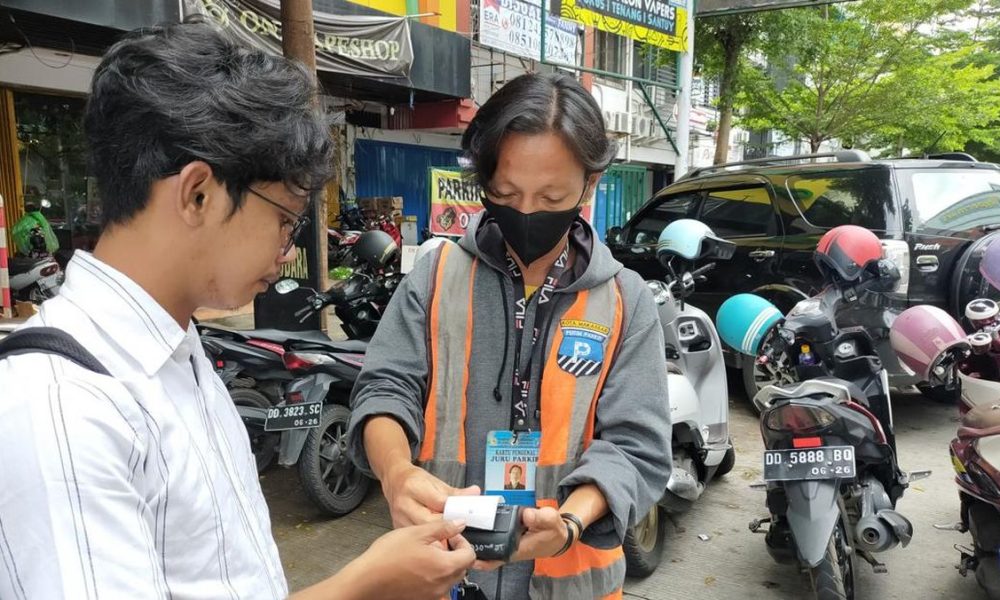 Perumda Parkir Makassar Serahkan Tanda Pengenal Resmi ke Juru Parkir