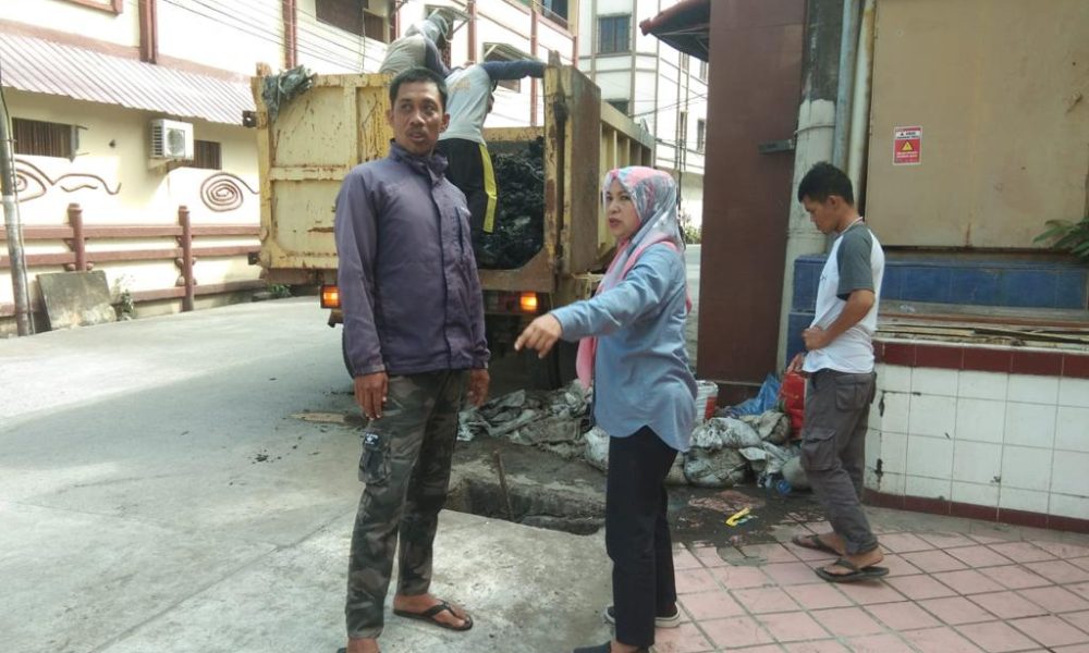 Camat Wajo Hamna Faisal Tinjau Pengerukan Drainase di Tiga Kelurahan