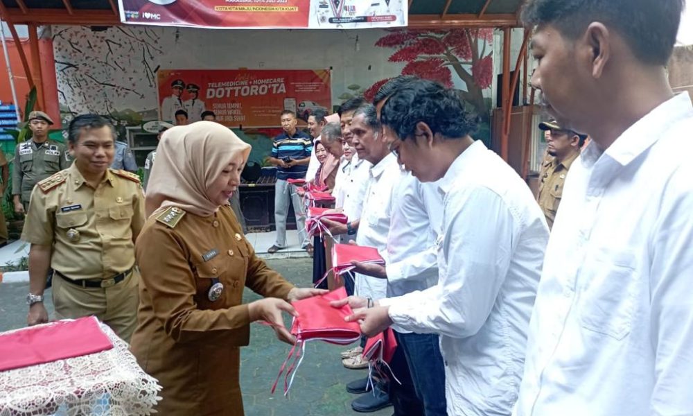Pemerintah Kecamatan Wajo Sukseskan Pencanangan Pembagian Bendera Merah Putih