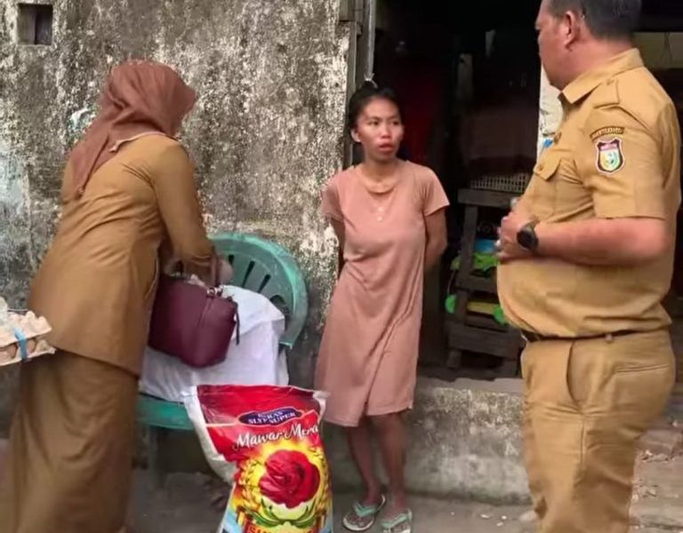 Plt Kadinsos Makassar Salurkan Bantuan ke Anak Pengidap Stunting