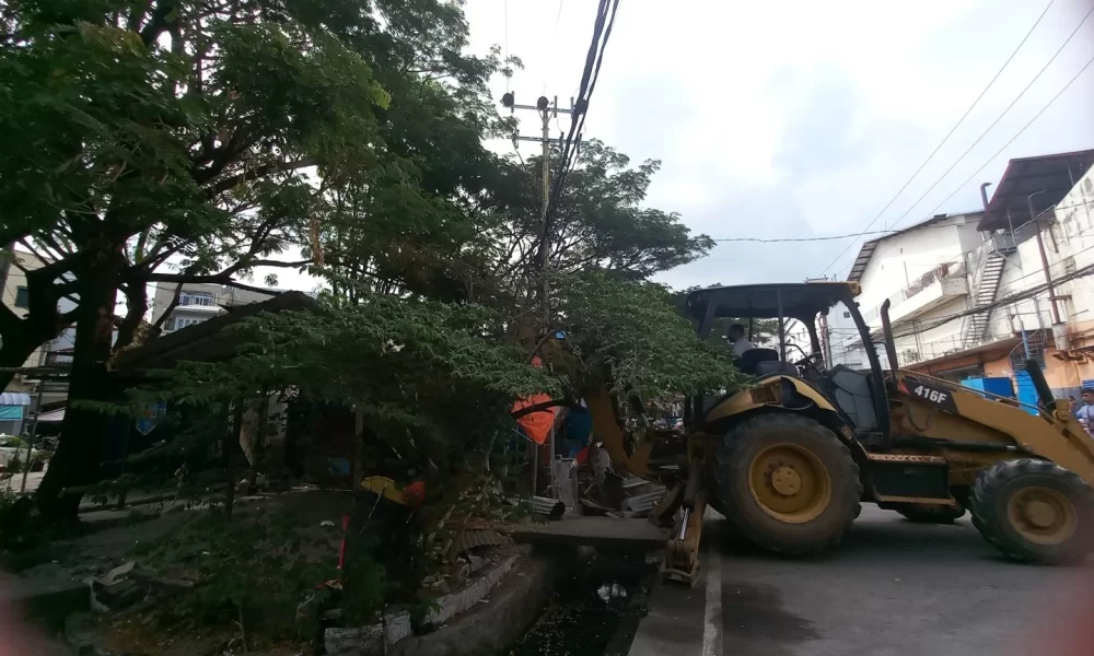 Pemkot Makassar Tertibkan PKL yang Gunakan Fasum Senilai Rp1 Milyar