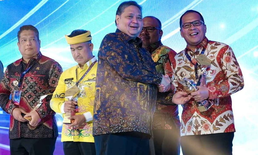 Kota Makassar Terima Penghargaan TP2DD 2023 Kota Terbaik dan Program Unggulan P2DD Terbaik