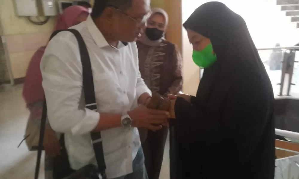 Bentuk Kepedulian, Dirjas Perumda Parkir Makassar Jenguk Pegawai yang Sedang Sakit