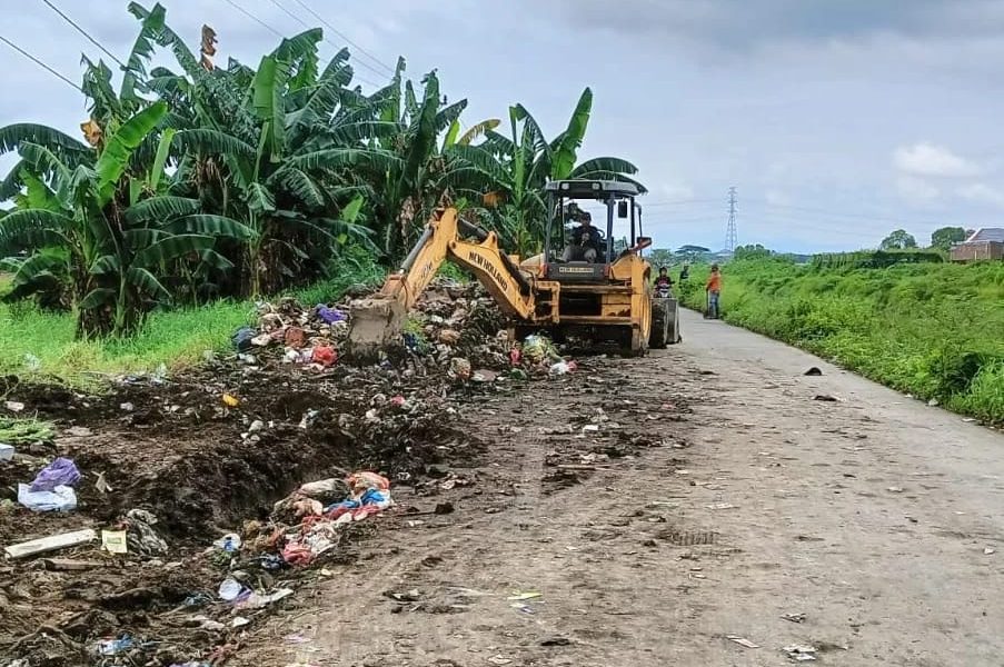 Satgas Kebersihan Kecamatan Manggala Bersihkan Tumpukan Sampah di Inspeksi Kanal