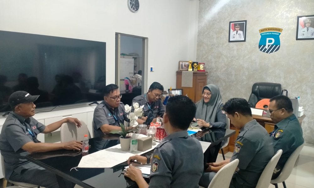 Perumda Parkir Makassar Evaluasi Progres Pemutakhiran Data Jukir dan Pembagian Atribut