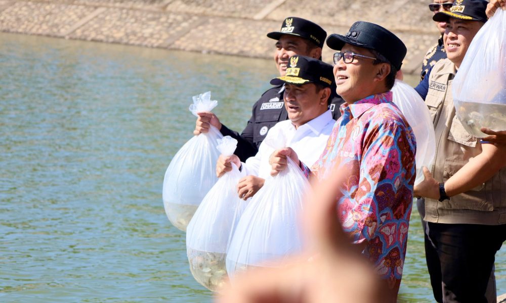 Danny Pomanto Lepas Puluhan Ribu Benih Ikan Air Tawar di Waduk Nipa-Nipa