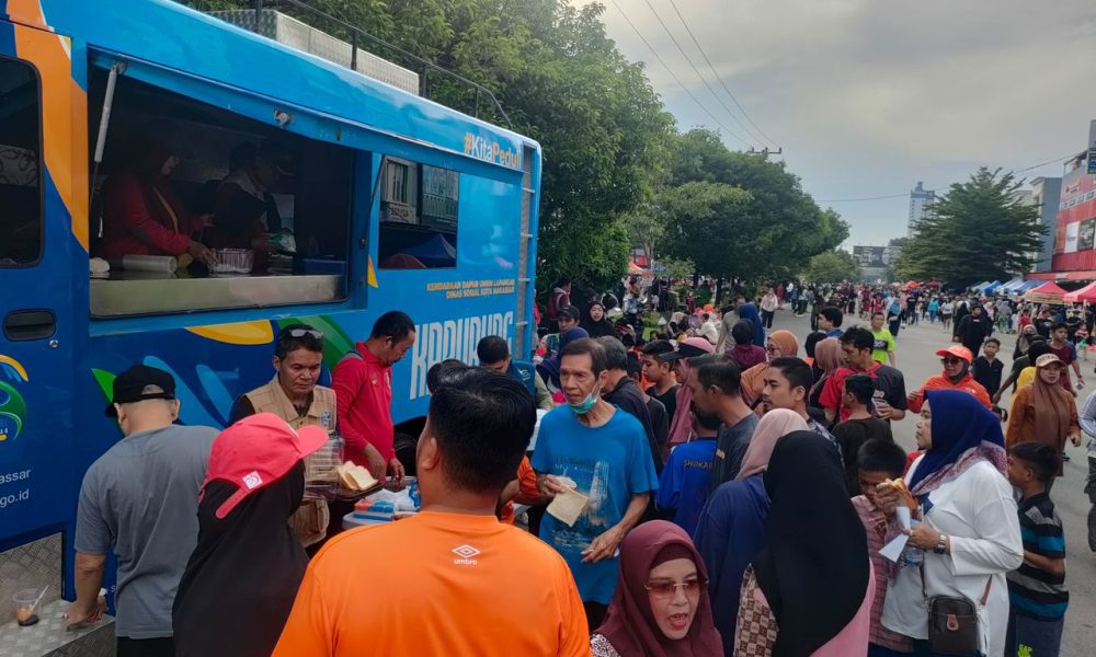 Gunakan Mobil Kapurung, Dinas Sosial Kota Makassar Berbagi Sarapan Di CFD Boulevard