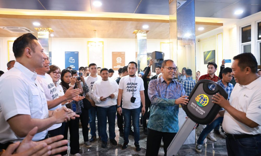 Pemkot Makassar Terima Sertifikat Elektronik Senilai Rp3 Triliun dari Menteri AHY
