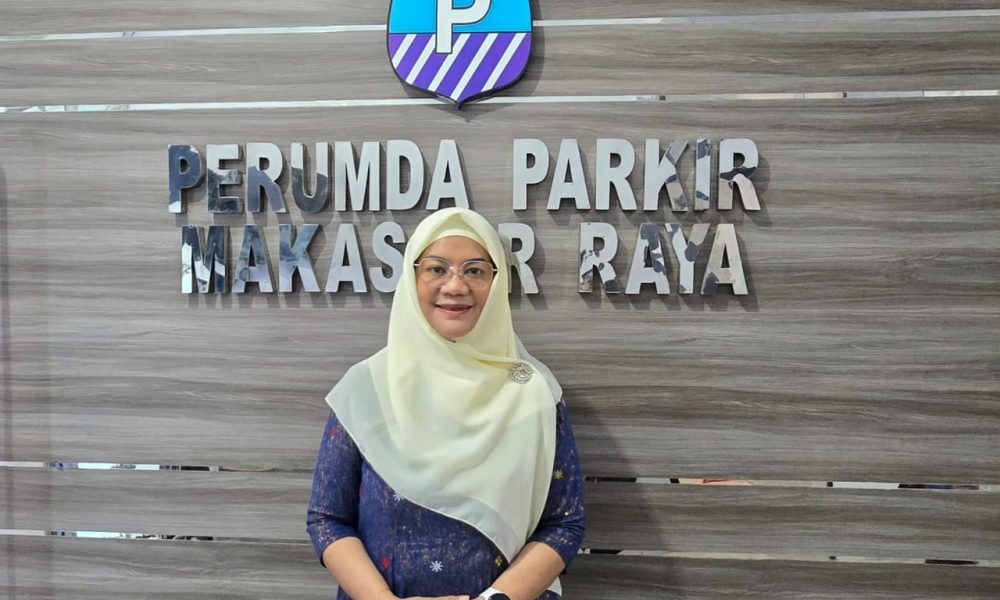 Peringati Hari Kebudayaan, Dirut Perumda Parkir Makassar Gunakan Baju Adat Toraja