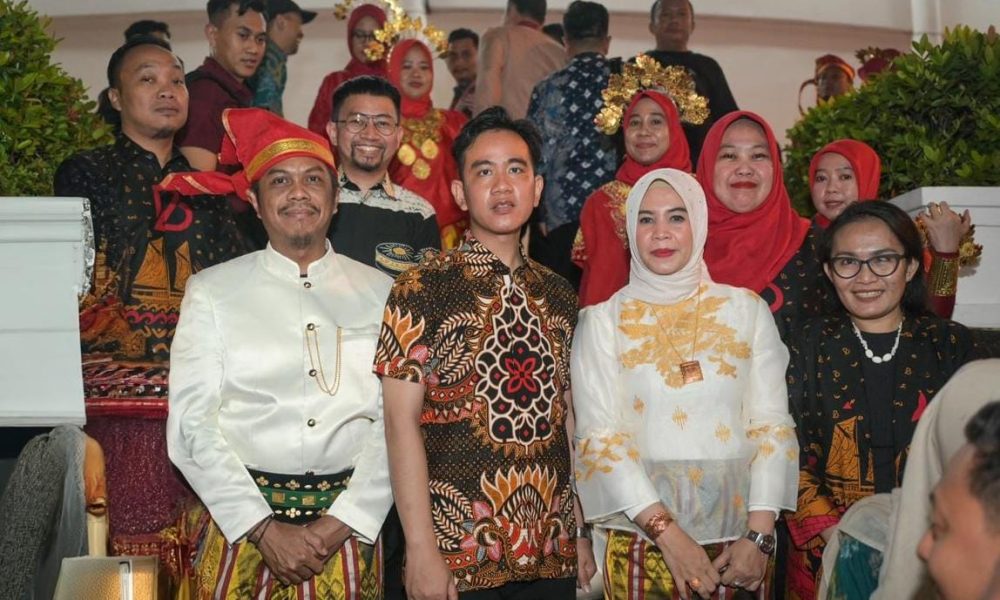 Wakil Presiden Terpilih 2024, Gibran Turut Foto Bersama Peserta Karnaval Kota Makassar