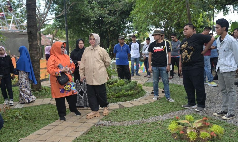 Indira dan Walikota Makassar Tinjau Lokasi Lomba Kelurahan Terpadu di Manggala
