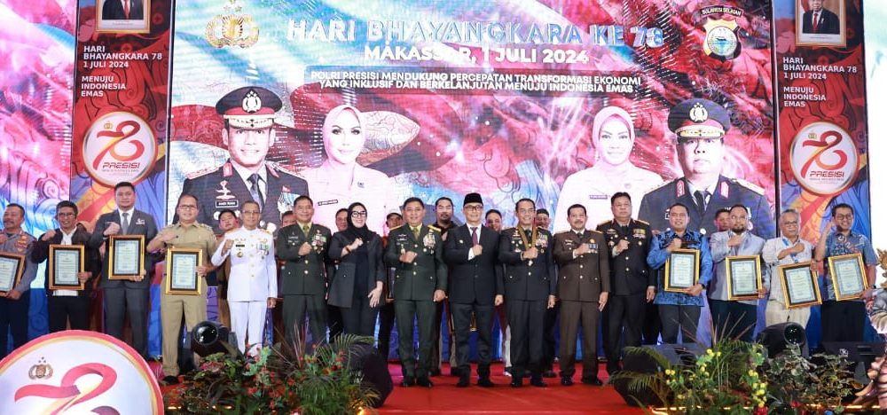 Wali Kota Makassar Danny Pomanto Terima Penghargaan pada Hari Bhayangkara di Mapolda Sulsel