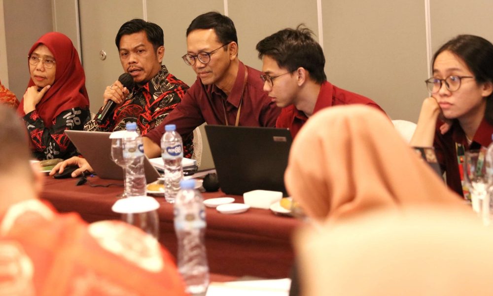 PJ Sekda Hadiri Evaluasi SAKIP, Paparkan Lorong Wisata, Makassar Sombere Smart City Hingga Low Carbon City