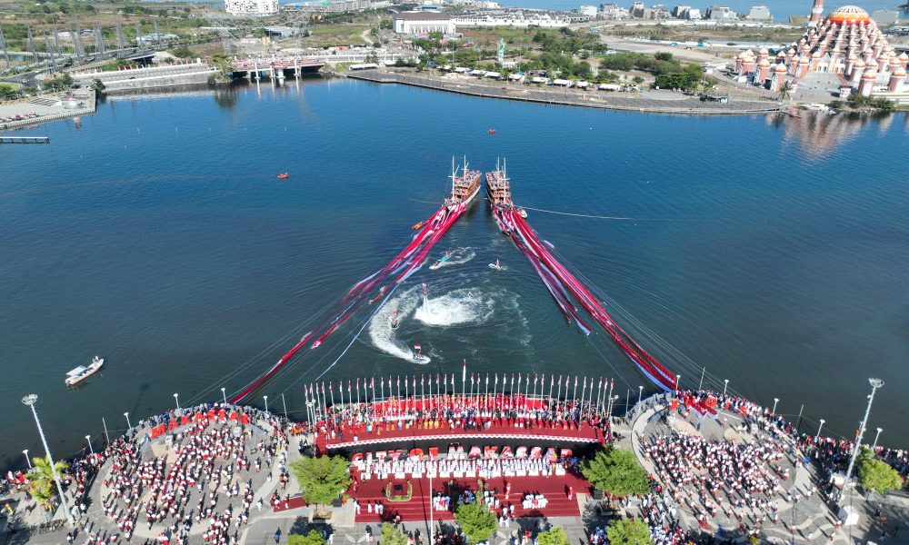 Semarak HUT RI di Makassar, Dua Kapal Phinisi Bentangkan 7.900 Meter Bendera Merah Putih