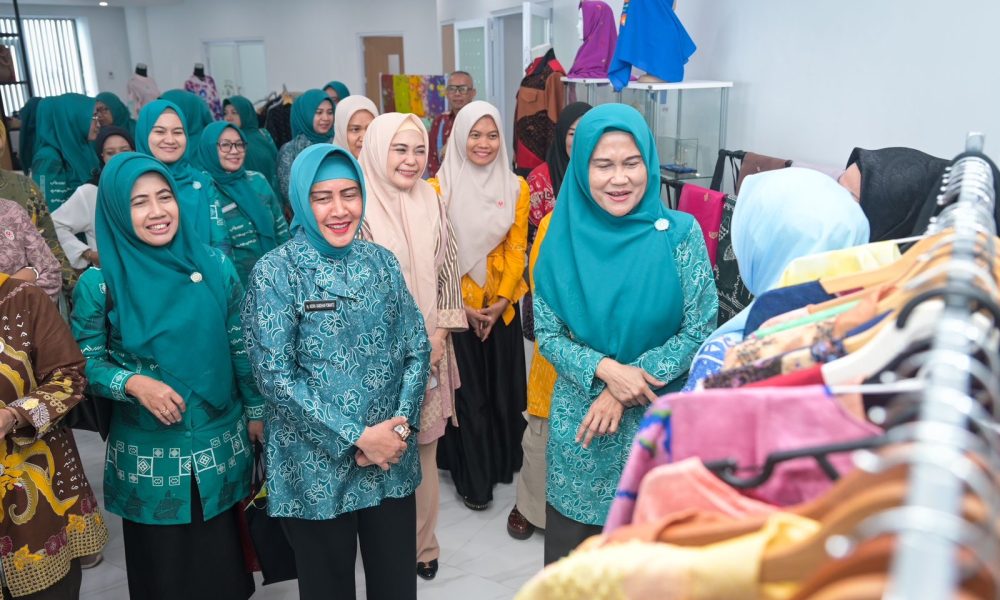 Terkesima dengan Produk UP2K Makassar, Ninuk Triyanti Zudan Borong Produk Hasil Kerajinan