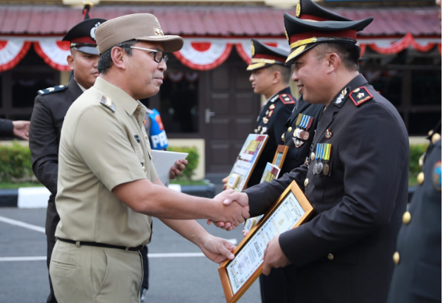 Wali Kota Makassar Terima Penghargaan dari Kapolda Sulsel atas Dukungan kepada Korban Bencana di Luwu
