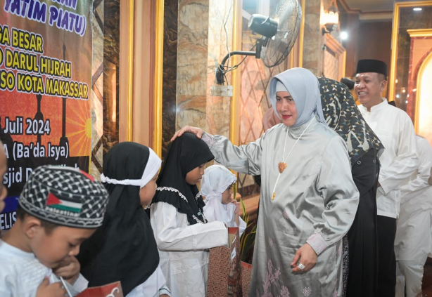 Indira Yusuf Ismail Rayakan Hari Asyura dengan Tradisi Sapu-Sapu Ulu di Masjid Darul Hijrah