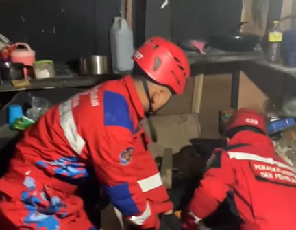 Damkarmat Makassar Sukses Tangkap Ular 5 Meter, Peringatan Waspada Diberikan di Musim Hujan